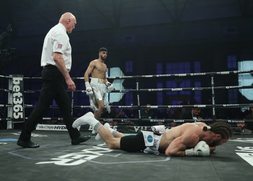 27/11/2022 ALEXANDRA PALACE PIC LAWRENCE LUSTIG SUPER-LIGHTWEIGHT CONTEST ADAM AZIM v RYLAN CHARLTON